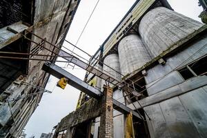 abbandonato vecchio chimico fabbrica. residui a partire dal pesante industria foto