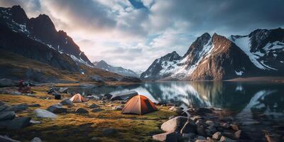 ai generato campeggio contro il fondale di nevoso montagne e un' blu lago. stile di vita concetto per i viaggiatori foto