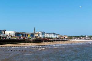 costiero cittadina con colorato edifici e un' chiaro blu cielo, con un' di fronte al mare lungomare e calma mare nel Bridlington, Inghilterra. foto