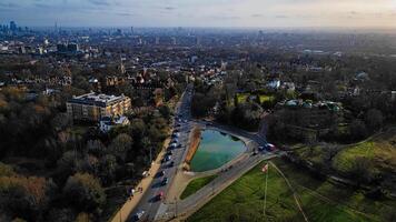 aereo Visualizza di un' città parco a crepuscolo con strade e un' stagno, urbano orizzonte nel il distanza. foto