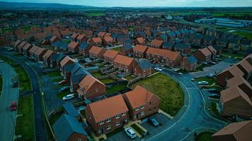 aereo Visualizza di un' suburbano Quartiere a crepuscolo con righe di case e strade. foto