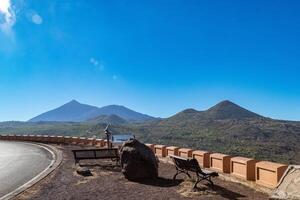 panoramico punto di vista con panchine prospiciente un' vulcanico paesaggio sotto un' chiaro blu cielo nel tenerife. foto
