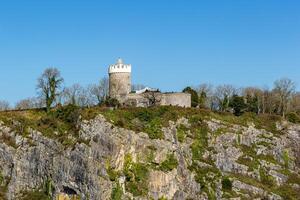 antico pietra castello arroccato in cima un' aspro calcare collina sotto un' chiaro blu cielo nel Bristol. foto