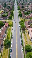 aereo Visualizza di un' suburbano strada con macchine e case, raffigurante ogni giorno traffico e Residenziale vita nel Londra. foto