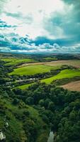 aereo Visualizza di lussureggiante verde campagna con patchwork i campi sotto un' drammatico nuvoloso cielo nel staithes, Inghilterra. foto