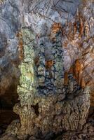 stalagmite e stalattite formazione nel il Paradiso grotta nel Vietnam foto