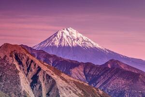 avachinsky vulcano nel kamchatka penisola su tramonto foto