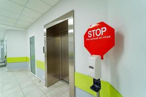 disinfezione liquido ossequi per malattia nel Ospedale. cartello fermare con antibatterico sapone. foto