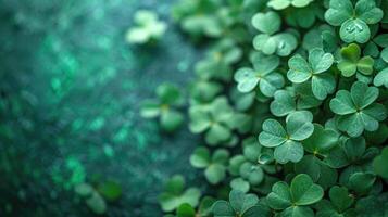 ai generato quadrifogli adornare un' vivace verde sfondo, incarnando il spirito di st. Patrick giorno celebrazione, ai generato. foto