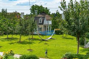 paesaggio design. bellissimo Visualizza di paesaggistico giardino nel Giardino dietro la casa foto