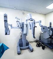 moderno chirurgico sistema. medico robot. minimamente dilagante robotica chirurgia. medico sfondo foto