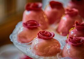 rosso mousse nel il modulo di un' rosa. decorazione per il vacanza. dolce per bambini foto