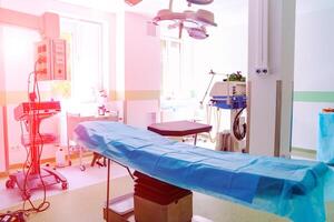 attrezzature e dispositivi medici in sala operatoria moderna prendono con illuminazione artistica e filtro blu foto