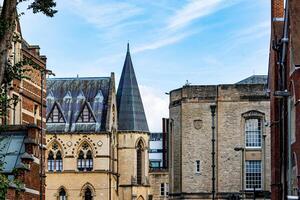 caratteristico europeo paesaggio urbano con storico architettura e chiaro blu cielo nel Oxford, Inghilterra. foto