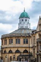 storico edificio con un' verde cupola sotto un' nuvoloso cielo, in mostra classico architettura nel un urbano ambientazione nel Oxford, Inghilterra. foto