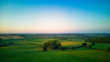 sereno paesaggio a crepuscolo con lussureggiante verde i campi e un' chiaro orizzonte sotto un' morbido pendenza cielo nel yorkshire. foto