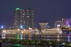 ho chi minh città orizzonte e il saigon fiume. sorprendente colorato notte Visualizza di grattacielo e altro moderno edifici a centro. viaggio concetto foto