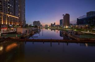 ho chi minh città nel tramonto. ho chi minh città è il uno di il sviluppato città nel Vietnam. viaggio concetto foto