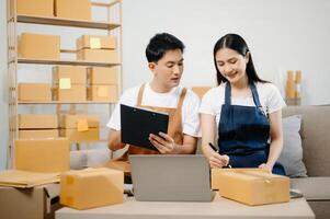 Due dai un'occhiata in linea ordini vendita prodotti Lavorando con scatole libero professionista opera a casa ufficio utilizzando tavoletta e il computer portatile marketing, confezione, concetto. di partenza piccolo aziende pmi proprietari foto