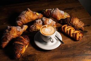 croissant dolci con panna e cappuccino foto