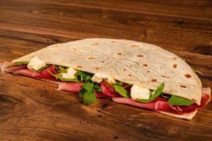 piadina salata con salame e verdure foto