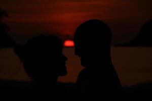 coppia tenendosi per mano al tramonto foto