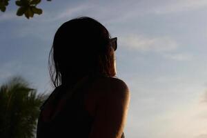 donna godendo il sole su il spiaggia. foto