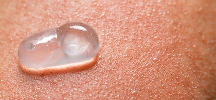 collagene e acido ialuronico siero gel su pelle. spruzzi di acido ialuronico gel. foto