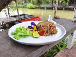 foto di fritte riso nel un' sul fiume ristorante