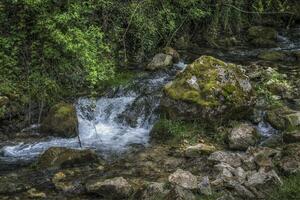 un' piccolo cascata vicino il villaggio di potpece nel Serbia foto