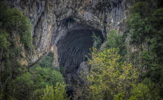 Ingresso per il grotta di potpece nel Serbia foto