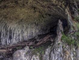 Ingresso per il grotta di potpece nel Serbia foto