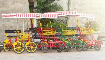 bicicletta con quattro ruote su il piazza su morbido luce del sole foto