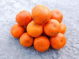 fresco arancia frutta su il pavimento foto