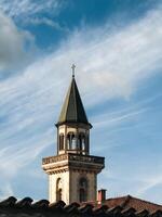 Chiesa campana Torre su un' leggero blu cielo foto