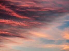 occhiali da sole di rosso nuvole nel il cielo foto