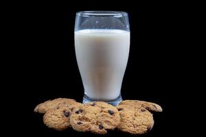biscotti e latte isolato su nero sfondo foto