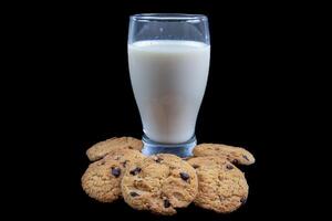 biscotti e latte isolato su nero sfondo foto