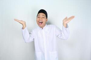 allegro musulmano asiatico uomo urlando mentre raccolta mano Due lato per presentazione vuoto spazio isolato su bianca sfondo foto