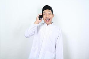 scioccato musulmano asiatico uomo parlando su il Telefono foto