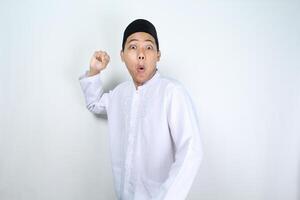 scioccato asiatico uomo musulmano in posa per gettare qualcosa isolato su bianca sfondo foto