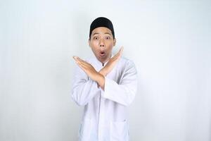 scioccato asiatico uomo musulmano attraversato il suo braccio isolato su bianca sfondo foto