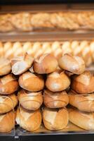 fresco al forno pane a agricoltori mercato scaffali nel Istanbul . foto