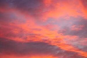 ardente cielo a tramonto. rosso cielo astratto sfondo. foto