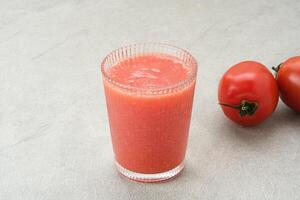 pomodoro succo nel bicchiere, freddo premuto succo con fresco frutta foto