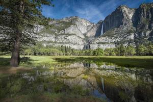 Yosemite Falls e Merced River Reflection foto