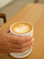 una tazza di caffè caldo sul tavolo per colazione foto