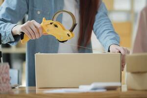 femmina piccolo attività commerciale proprietario preparare Prodotto, ordine e servizio la logistica foto