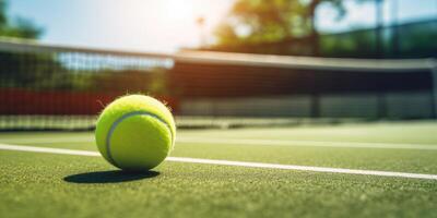 ai generato giallo palla su tennis verde Tribunale avvicinamento. competitivo sport gioco su il soleggiato giorno. salutare stile di vita. all'aperto ricreazione foto