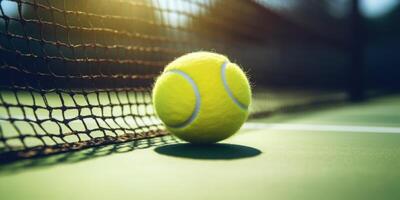 ai generato tennis verde Tribunale su il soleggiato giorno. avvicinamento di un' giallo sfera. salutare stile di vita e all'aperto ricreazione foto